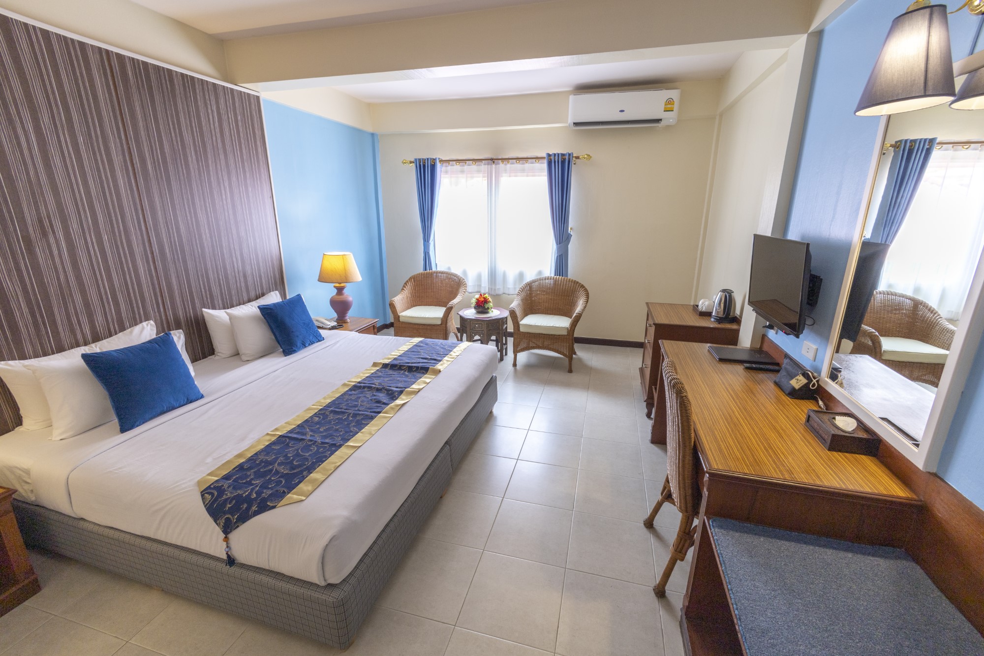 Deluxe Large Pool (Lodge Building)